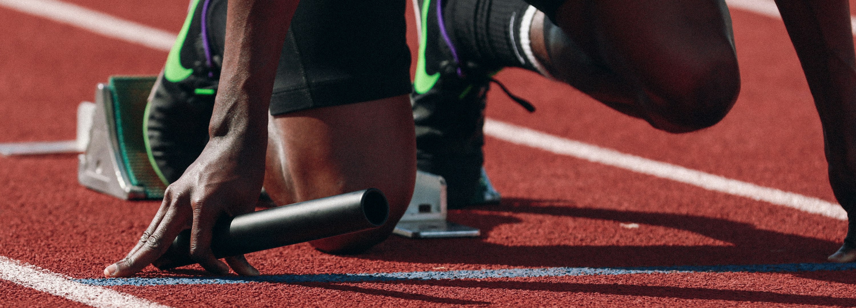 XCSport体育赛事主视觉横幅 - 足球场与篮球场动态融合背景